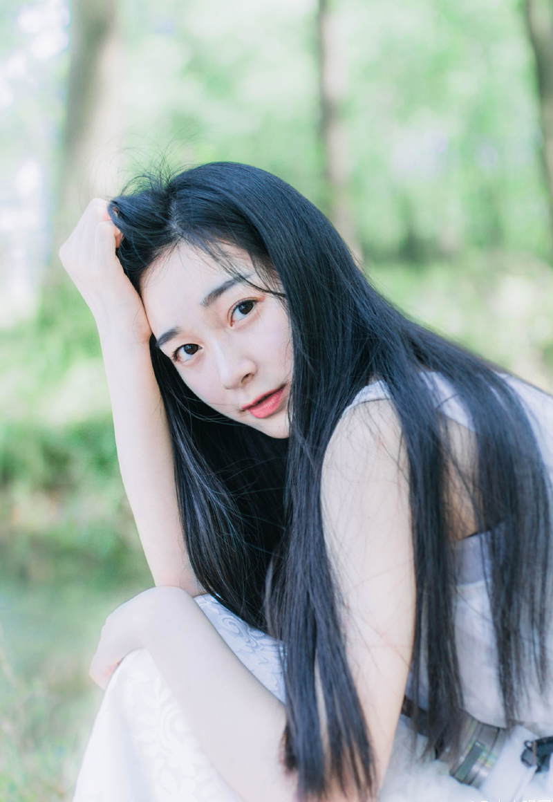 不论是多情诗句，漂亮的文章，还是闲暇的欢乐，什么都不能代替无比亲密的友谊。